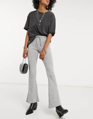 Topshop - Geribbelde flare-broek in gemêleerd grijs | ASOS