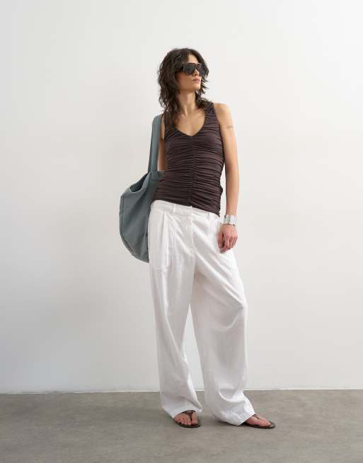 Topshop - Gerimpelde tanktop met V-hals in donker chocoladebruin, 2 van 4