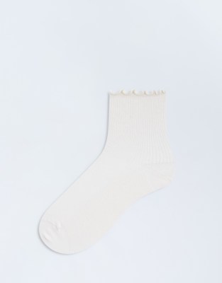 Topshop - Gerippte Rüschensocken in Buttermilchgelb