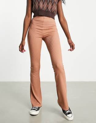 Topshop – Gerippte Schlaghose mit engem Schnitt in Karamell 