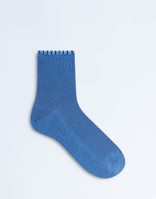 Topshop - Gerippte Socken in Blau mit Rüschen