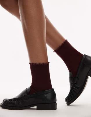 Topshop - Gerippte Socken in Burgunderrot mit Rüschenrand