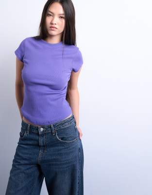 Topshop - Geripptes, figurbetontes T-Shirt in Lila mit abgerundetem Saum
