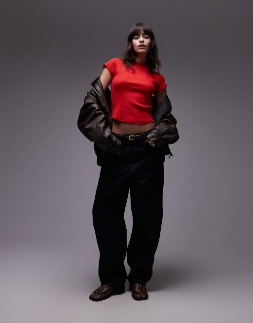 Topshop – Geripptes, figurbetontes T-Shirt in Rot mit abgerundetem Saum, 2 von 4