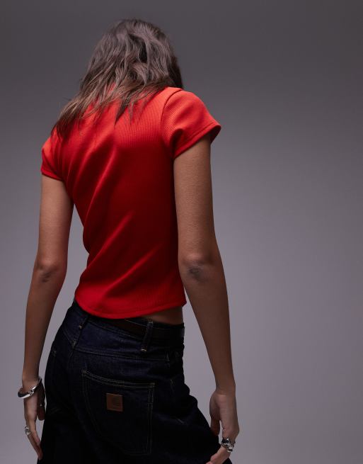 Topshop – Geripptes, figurbetontes T-Shirt in Rot mit abgerundetem Saum, 3 von 4