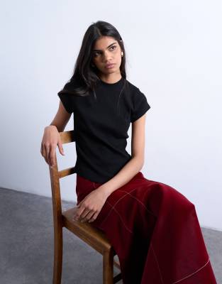 Topshop - Geripptes, figurbetontes T-Shirt in Schwarz mit abgerundetem Saum