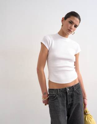 Topshop - Geripptes, figurbetontes T-Shirt in Weiß mit abgerundetem Saum