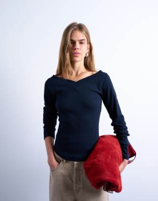 Topshop - Geripptes, langärmliges Oberteil in Marineblau mit Raglanärmeln und V-Ausschnitt