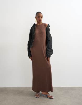 Topshop - Geripptes Maxikleid in Schokobraun mit tiefen Armausschnitten-Brown
