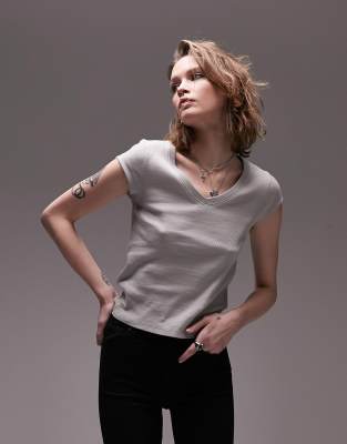 Topshop - Geripptes, schmal geschnittenes T-Shirt in Grau mit V-Ausschnitt-Neutral