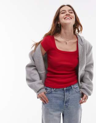 Topshop - Geripptes T-Shirt in Kirschrot mit Flügelärmeln und eckigem Ausschnitt