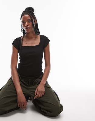 Topshop - Geripptes T-Shirt in Schwarz mit Kappärmeln und eckigem Ausschnitt