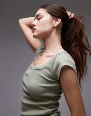 Topshop - Geripptes T-Shirt in verwaschenem Khaki mit Flügelärmeln und eckigem Ausschnitt-Grün