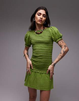 Topshop - Gesmoktes Minikleid in Grün mit Kontrastnaht