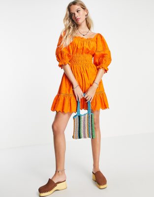 Topshop - Gesmoktes Minikleid in Orange mit Lochmuster