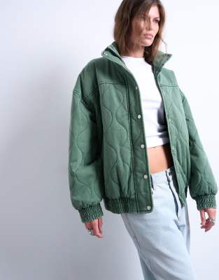 Topshop - Gesteppte Oversize-Bomberjacke aus Baumwolle in Grün mit Acid-Waschung