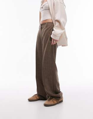 Topshop - Gestreifte Hose in Braun mit tiefsitzender Taille-Brown