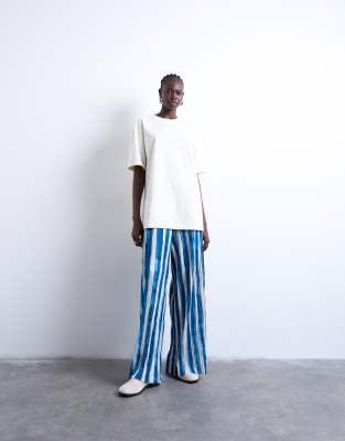 Topshop - Gestreifte Hose in Marineblau mit Knitterstruktur und weitem Bein