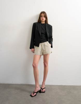 Gestreifte Lauf-Shorts in Schwarz-Weiß mit Knitterstruktur-Bunt Bunt 46