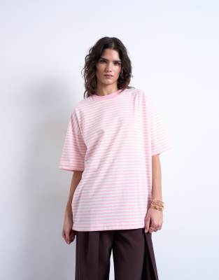 Topshop - Gestreiftes Oversize-T-Shirt in Rosa mit überschnittener Schulter