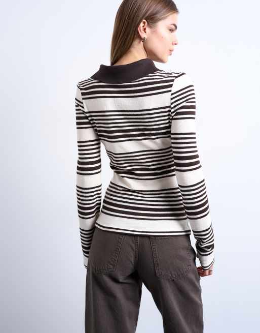 Topshop – Gestreiftes Polo-Oberteil in Schokobraun und Ecru mit V-Ausschnitt, 2 von 4