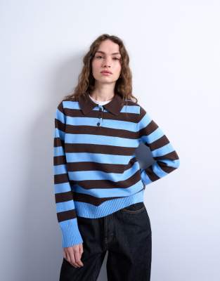 Topshop - Gestreiftes Polohemd aus Strick in Blau und Schokobraun