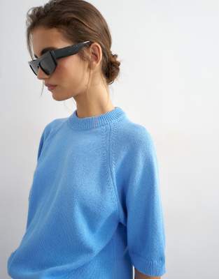 Gestricktes T-Shirt in Kornblumenblau mit halblangen Ärmeln Blau S