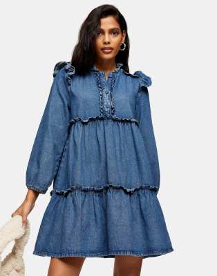 Topshop – Gestuftes Mini-Jeanskleid mit Rüschen in mittelblauer Waschung