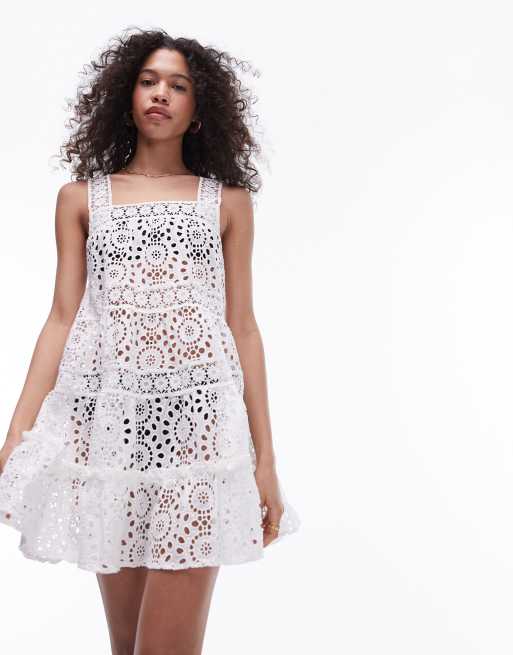 Topshop – Gestuftes Strand-Minikleid in Weiß mit Lochstickerei