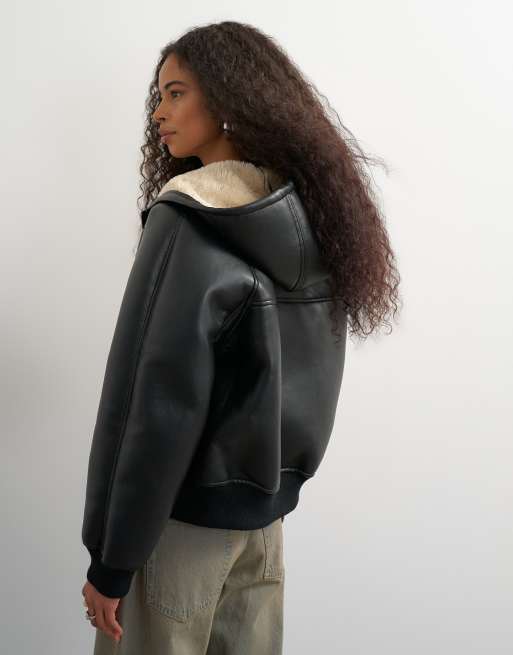 Topshop giacca bomber in pelle sintetica con cappuccio e montone nera, 2 di 4