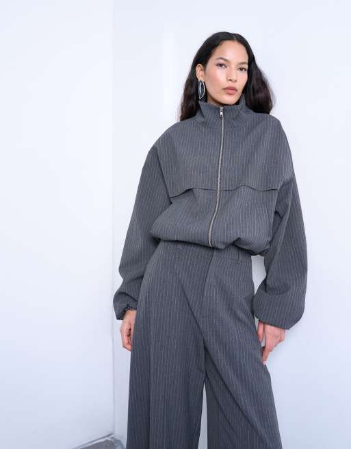 Topshop - Giacca color antracite a righe con scollo a imbuto in coordinato