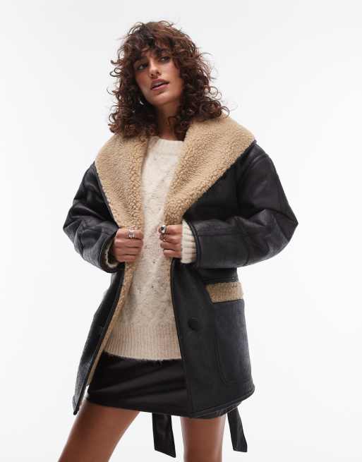 Topshop - Giacca in pelle sintetica nera e montone color crema allacciata in vita