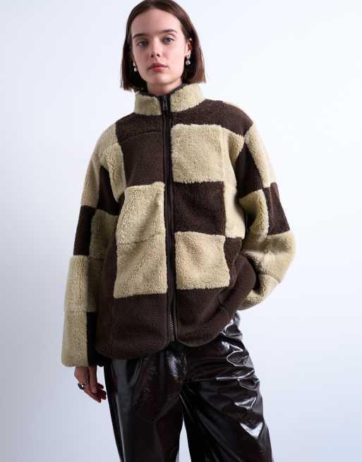 Topshop - Giacca in pile borg a scacchi color marrone e crema con fodera trapuntata