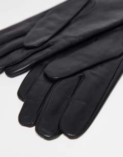 Model wearing Gibson leather gloves in black