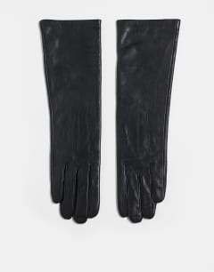 Model wearing Gibson leather gloves in black