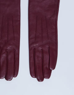 Model wearing Gibson leather gloves in burgundy