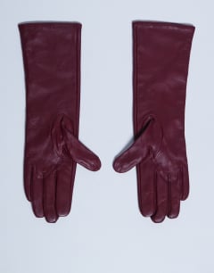 Model wearing Gibson leather gloves in burgundy
