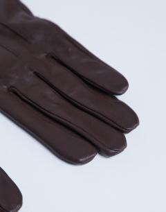 Model wearing Gibson leather gloves in chocolate
