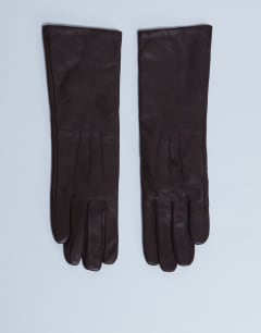 Model wearing Gibson leather gloves in chocolate