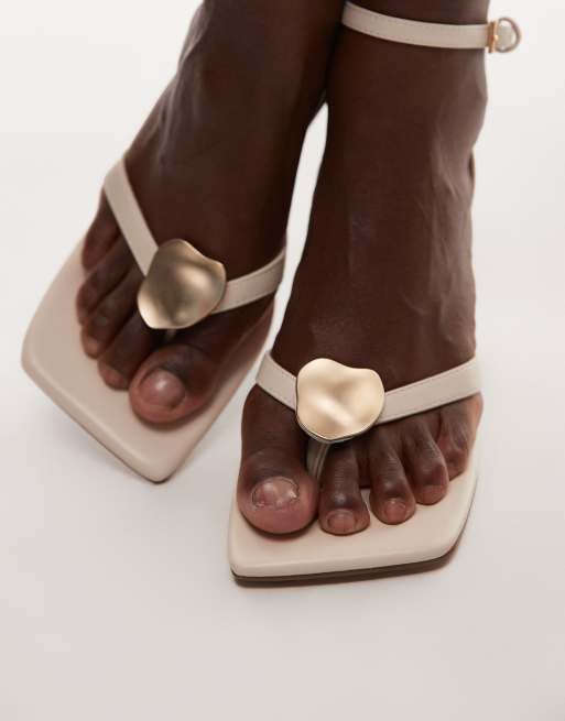 Topshop - Gilly - Sandales à talon, entredoigt et détail en métal - Blanc cassé
