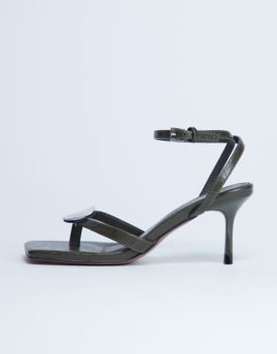 Topshop - Gilly - Zehenstegsandale in Khaki mit Metalldetail und Absatz-Grün
