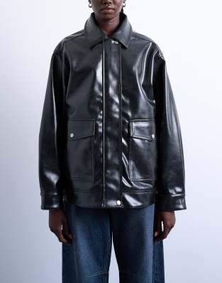 Topshop - Glänzende Hemdjacke aus Kunstleder in Schwarz mit marmorierten, aufgesetzten Taschen