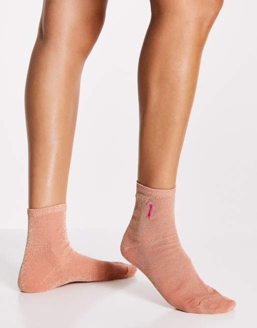Topshop – Glitzersocken in Orange mit Initiale „L“