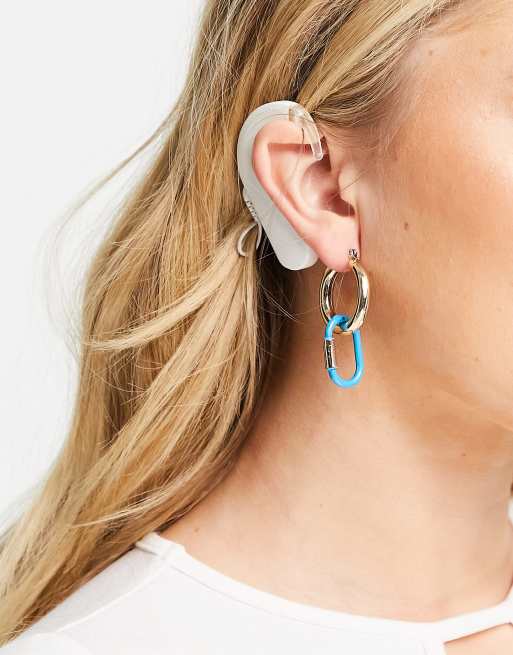 Topshop – Goldfarbene Creolen mit blauem Kettenglied-Anhänger