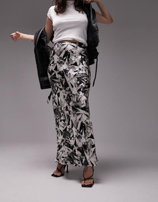 Topshop - Gonna lunga in raso con stampa monocromatica effetto stropicciato e taglio sbieco