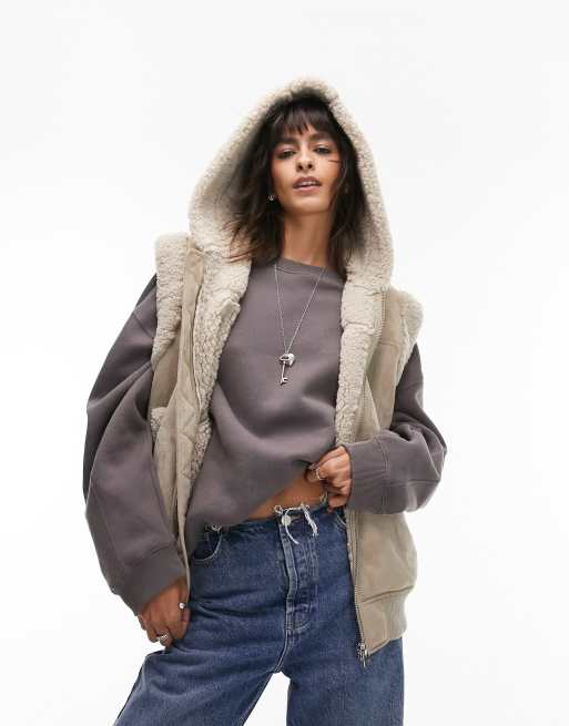 Topshop – Gråbrun väst i mockaimitation med oversize huva och teddykanter