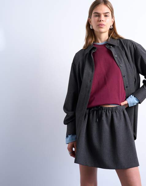 Topshop – Grafitowa rozkloszowana spódnica mini z niskim stanem ze szczotkowanego materiału w prążki - view 1