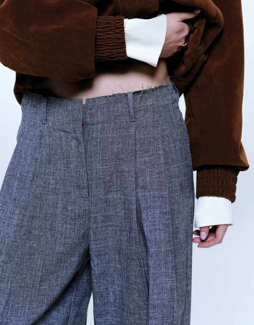 Topshop – Gråmelerade, figursydda byxor med låg midja, dubbla veck och råskuren fåll, 3 av 5