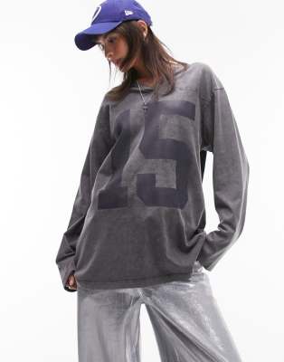 Topshop - Graphic 15 Sporty - Langarm-Skatershirt in Schiefergrau mit V-Ausschnitt