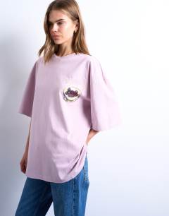 Model wearing Graphic ciliegia back print oversized tee in pink